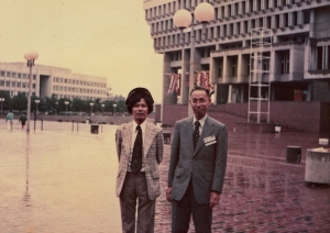 ボストン市庁舎前にて